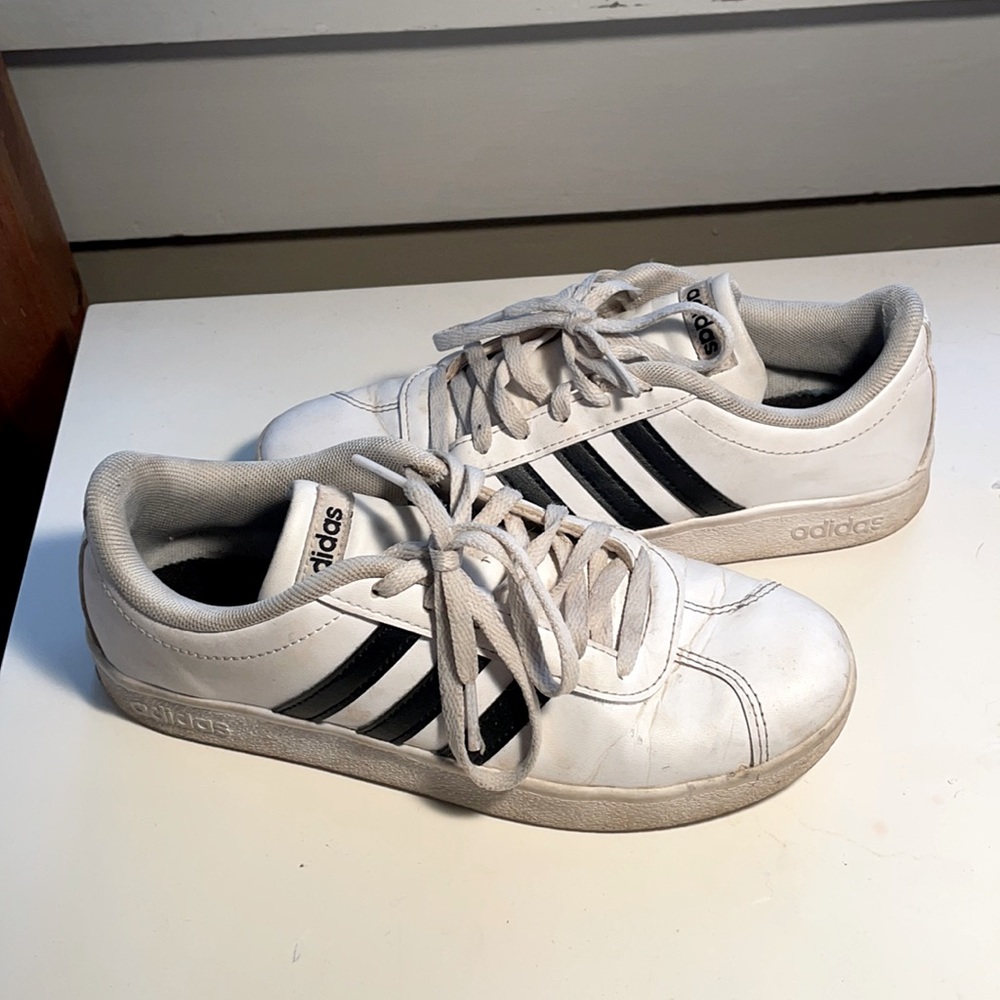 Adidas Grand Court shoes in white